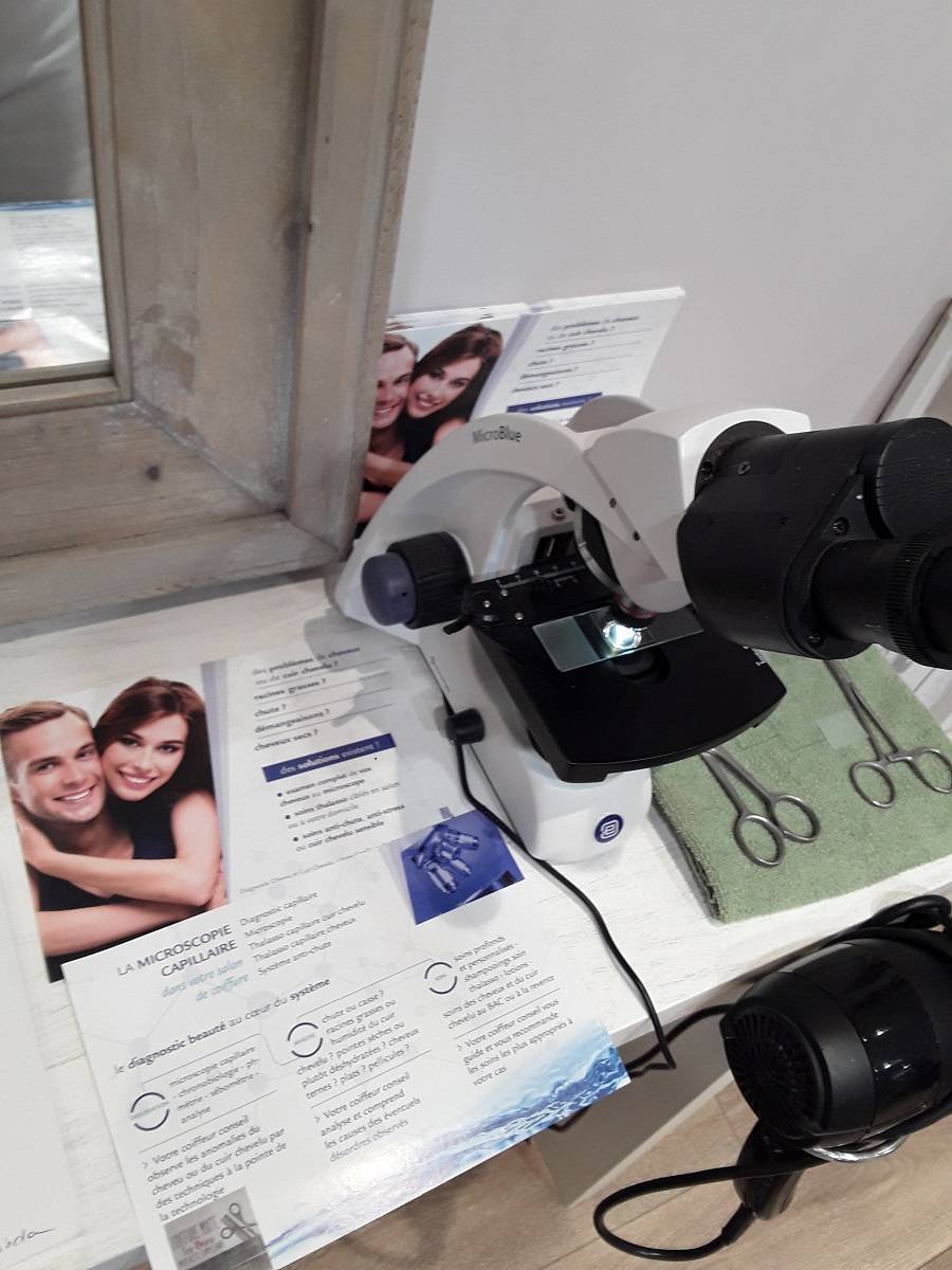 Microscopie capillaire aux Sables-d'Olonne Coiffure Les Roses